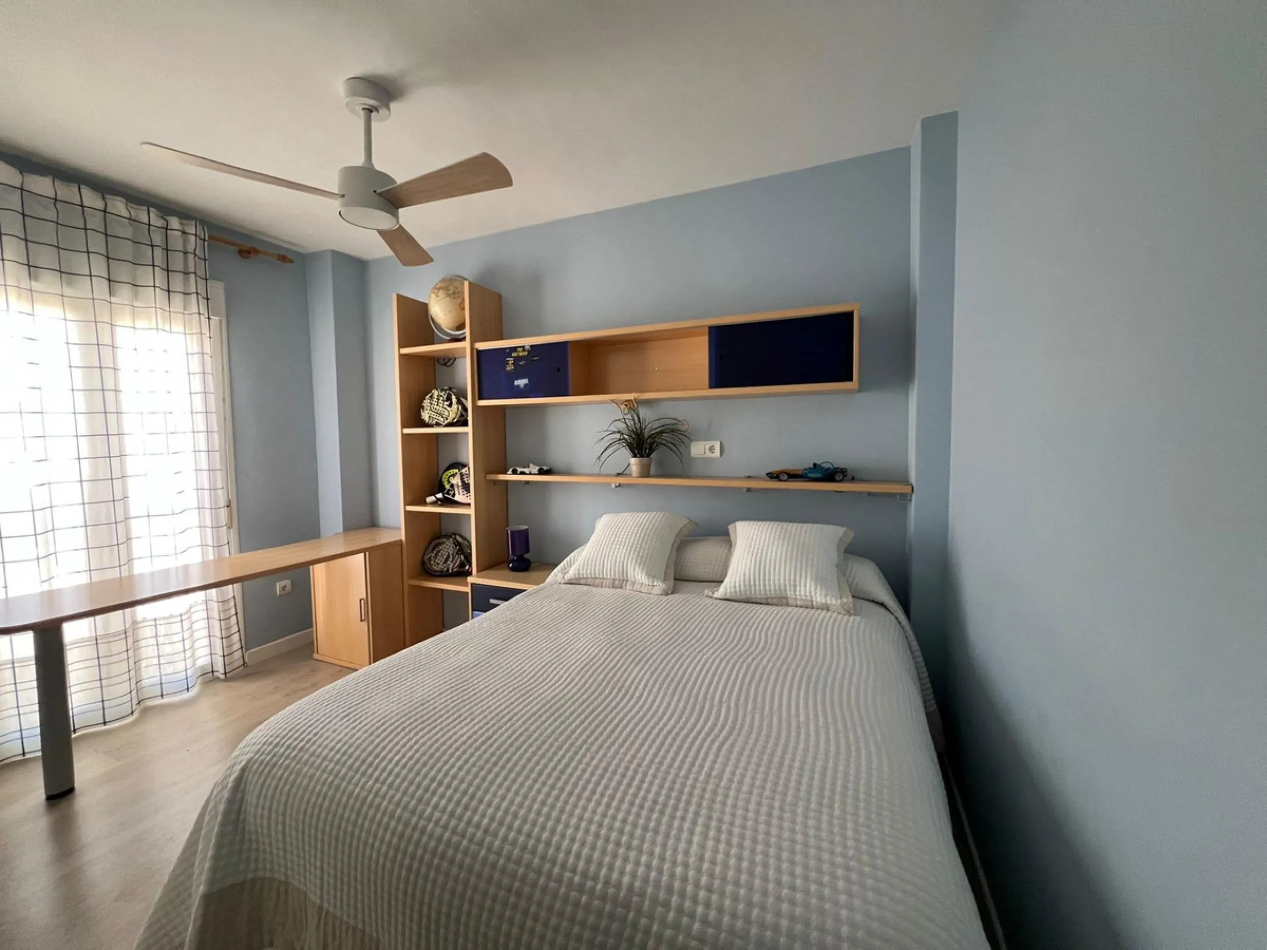 Direct sale from owner. We present this magnificent apartment located in one of the most sought-after areas of Arroyo de la Miel. Completely renovated and with an extension that maximizes space, it is a truly unique property.