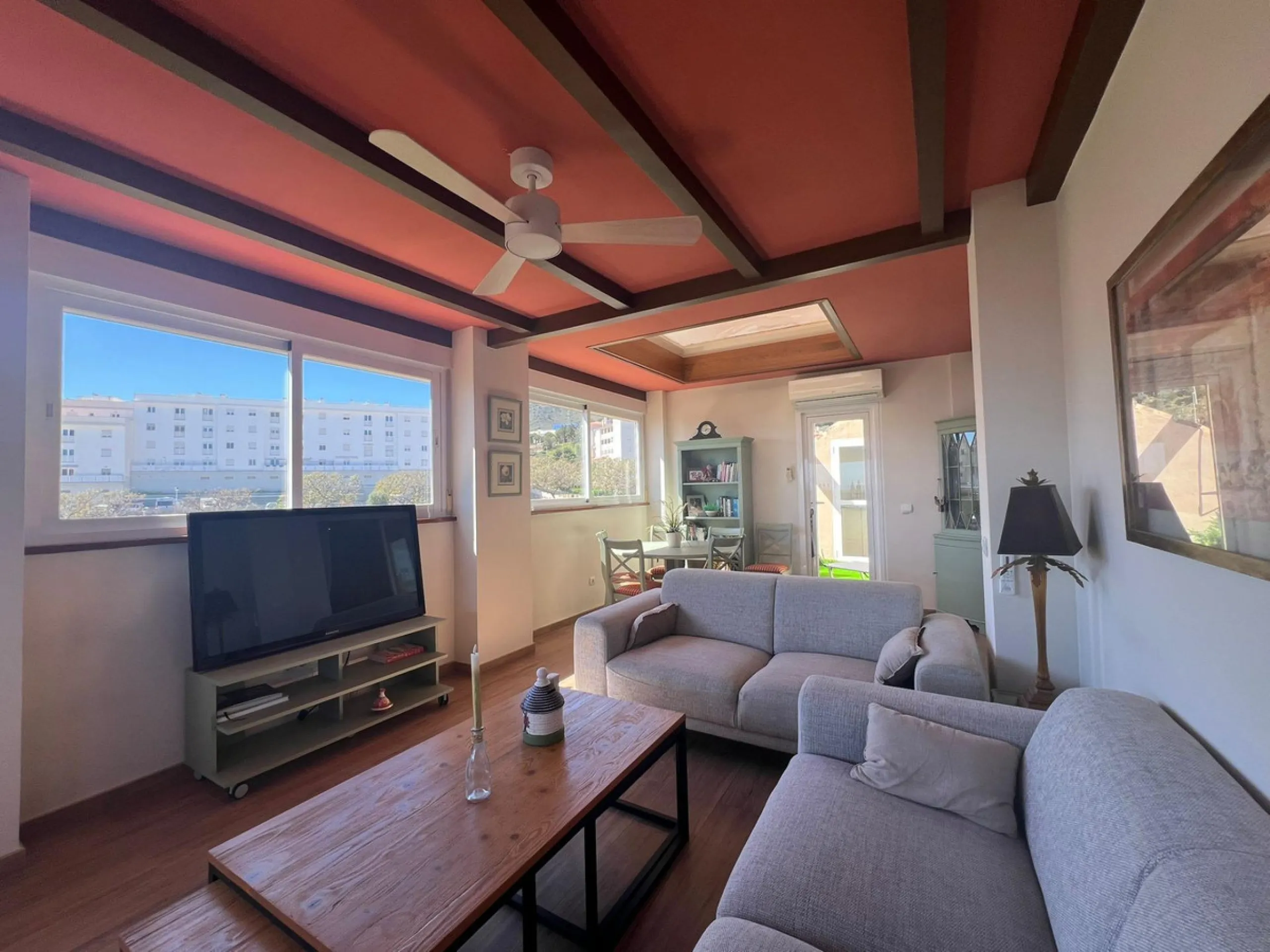 Direct sale from owner. We present this magnificent apartment located in one of the most sought-after areas of Arroyo de la Miel. Completely renovated and with an extension that maximizes space, it is a truly unique property.