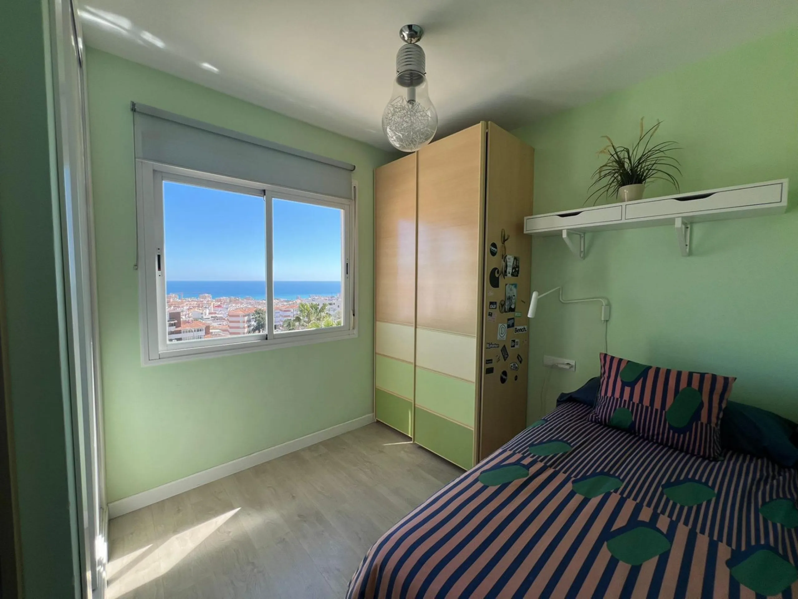 Direct sale from owner. We present this magnificent apartment located in one of the most sought-after areas of Arroyo de la Miel. Completely renovated and with an extension that maximizes space, it is a truly unique property.