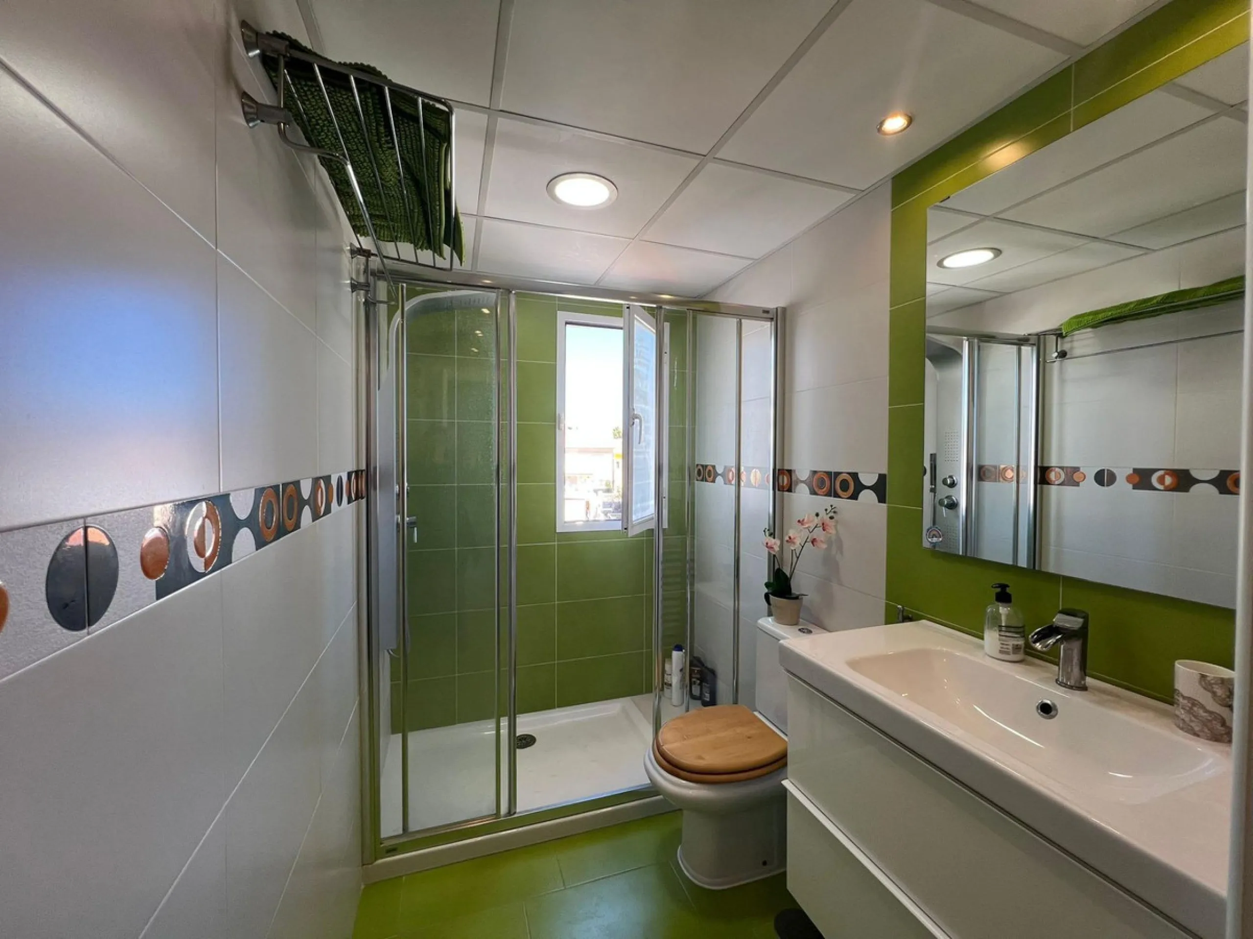 Direct sale from owner. We present this magnificent apartment located in one of the most sought-after areas of Arroyo de la Miel. Completely renovated and with an extension that maximizes space, it is a truly unique property.