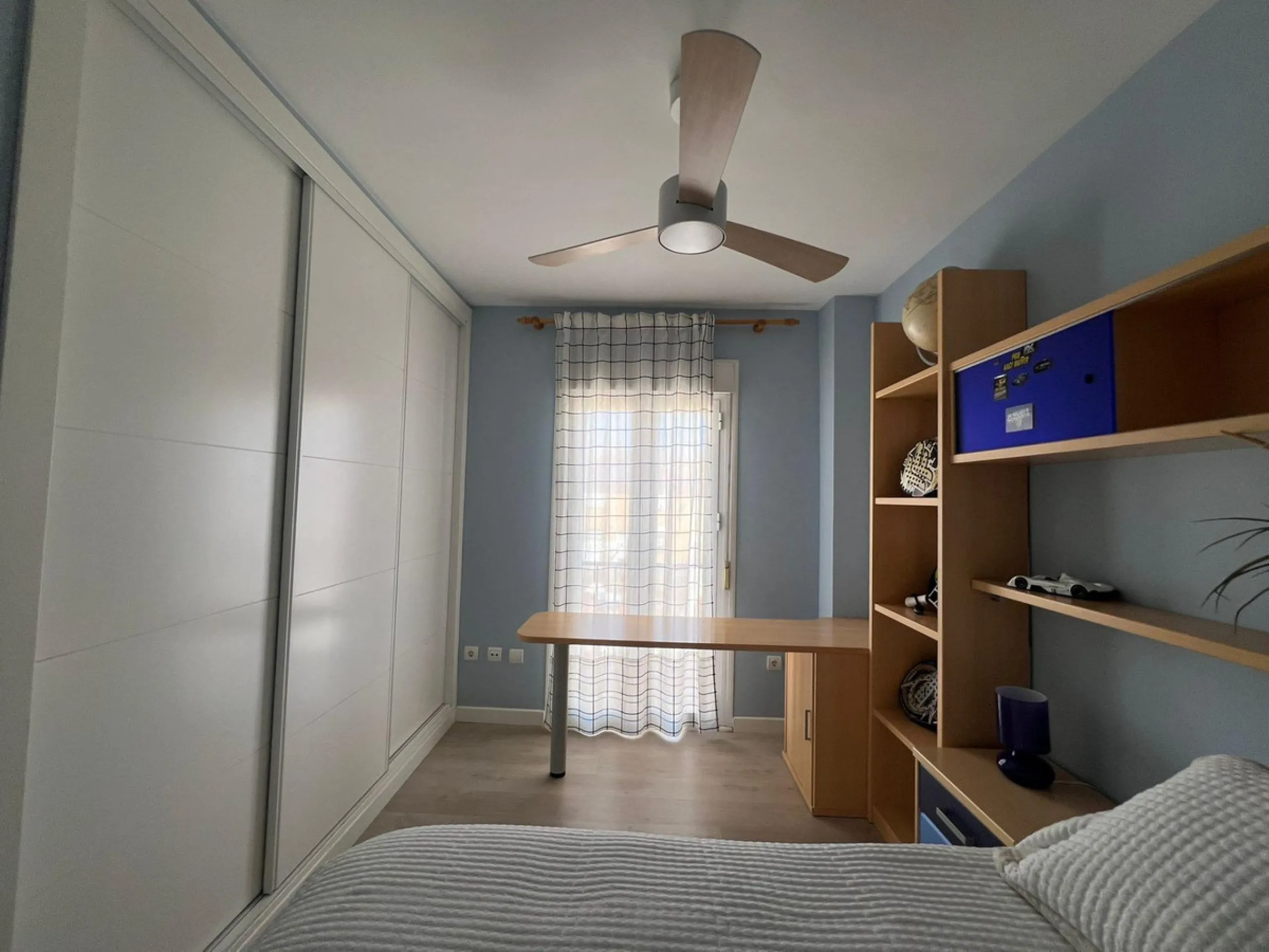 Direct sale from owner. We present this magnificent apartment located in one of the most sought-after areas of Arroyo de la Miel. Completely renovated and with an extension that maximizes space, it is a truly unique property.