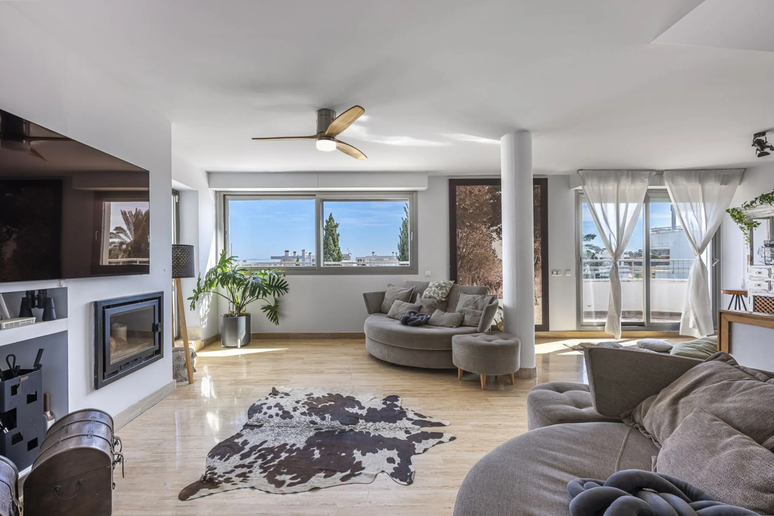 This exceptional triplex penthouse with 470 m² of floor space and 270 m² of usable space plus terraces, garages and storage rooms redefines the concept of living on the Costa del Sol. Located in a luxury development in La Cala de Mijas, just 5 minutes fro
