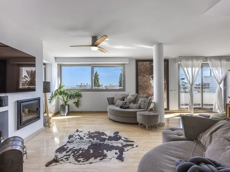This exceptional triplex penthouse with 470 m² of floor space and 270 m² of usable space plus terraces, garages and storage rooms redefines the concept of living on the Costa del Sol. Located in a luxury development in La Cala de Mijas, just 5 minutes fro