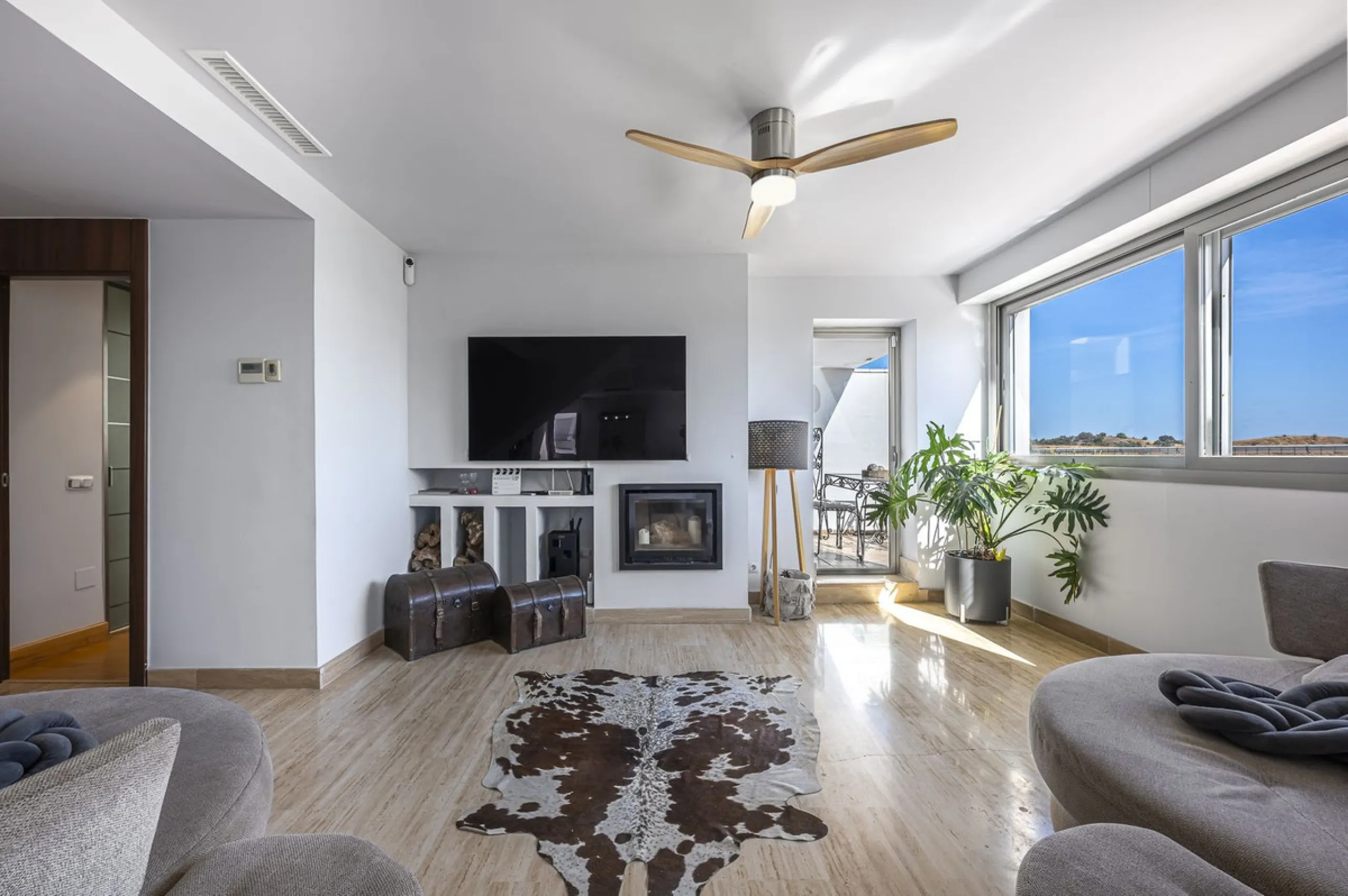 This exceptional triplex penthouse with 470 m² of floor space and 270 m² of usable space plus terraces, garages and storage rooms redefines the concept of living on the Costa del Sol. Located in a luxury development in La Cala de Mijas, just 5 minutes fro