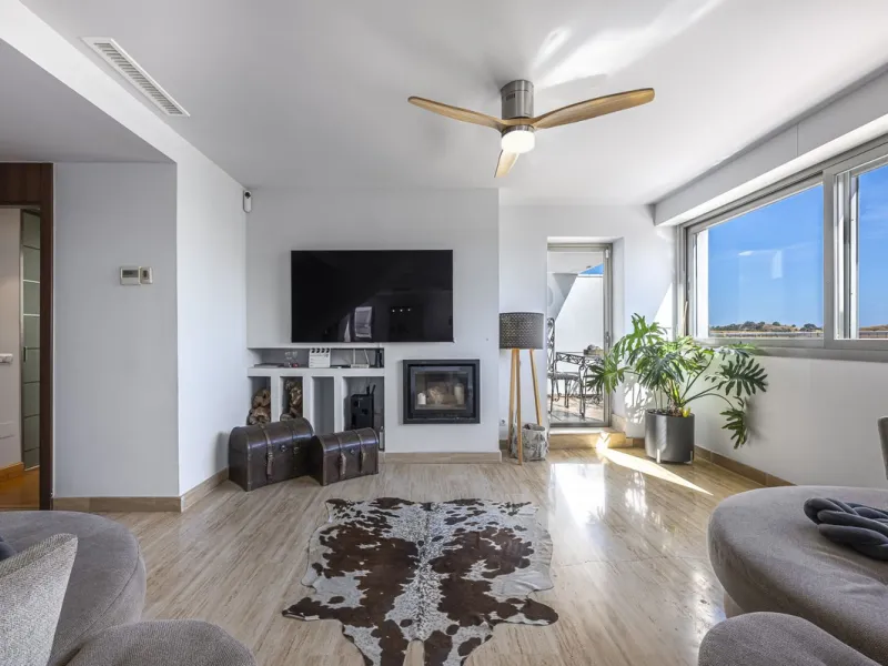 This exceptional triplex penthouse with 470 m² of floor space and 270 m² of usable space plus terraces, garages and storage rooms redefines the concept of living on the Costa del Sol. Located in a luxury development in La Cala de Mijas, just 5 minutes fro