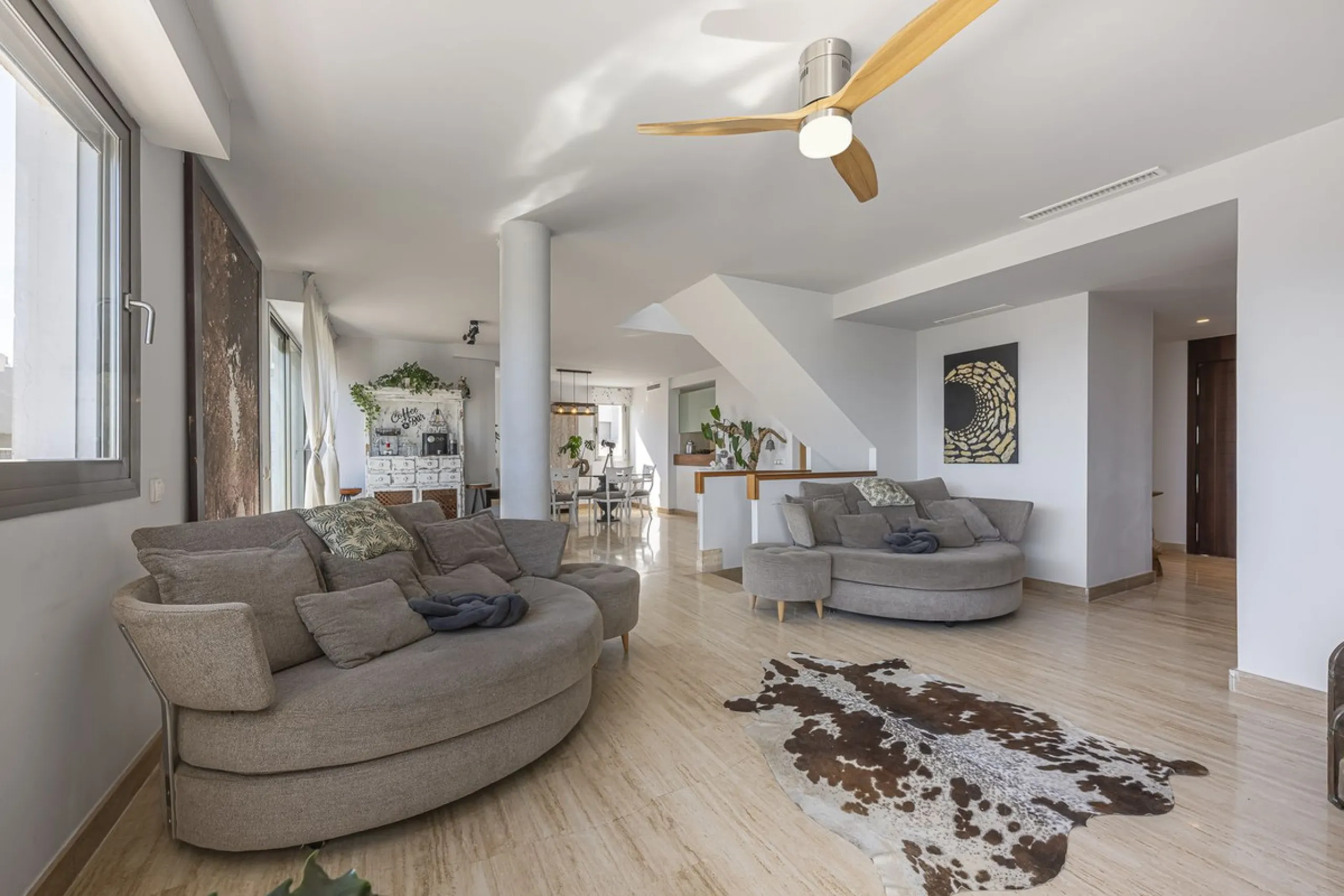 This exceptional triplex penthouse with 470 m² of floor space and 270 m² of usable space plus terraces, garages and storage rooms redefines the concept of living on the Costa del Sol. Located in a luxury development in La Cala de Mijas, just 5 minutes fro