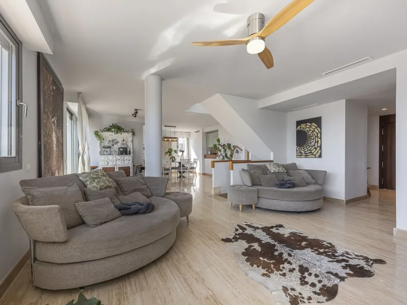 This exceptional triplex penthouse with 470 m² of floor space and 270 m² of usable space plus terraces, garages and storage rooms redefines the concept of living on the Costa del Sol. Located in a luxury development in La Cala de Mijas, just 5 minutes fro