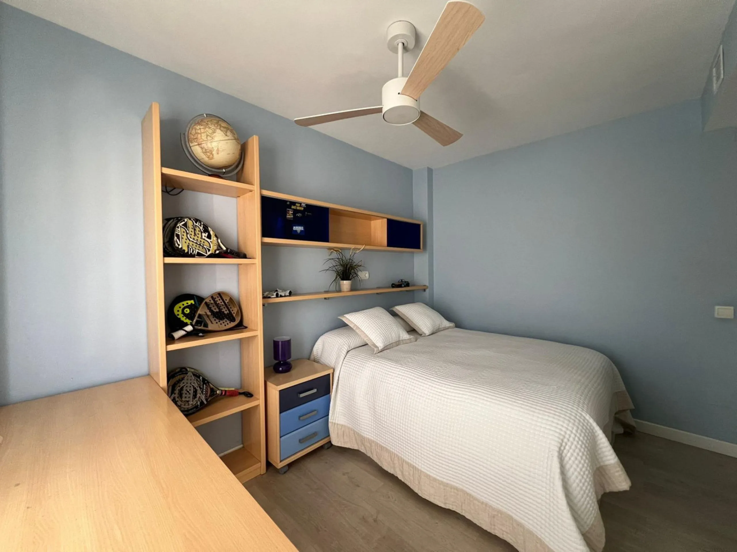 Direct sale from owner. We present this magnificent apartment located in one of the most sought-after areas of Arroyo de la Miel. Completely renovated and with an extension that maximizes space, it is a truly unique property.