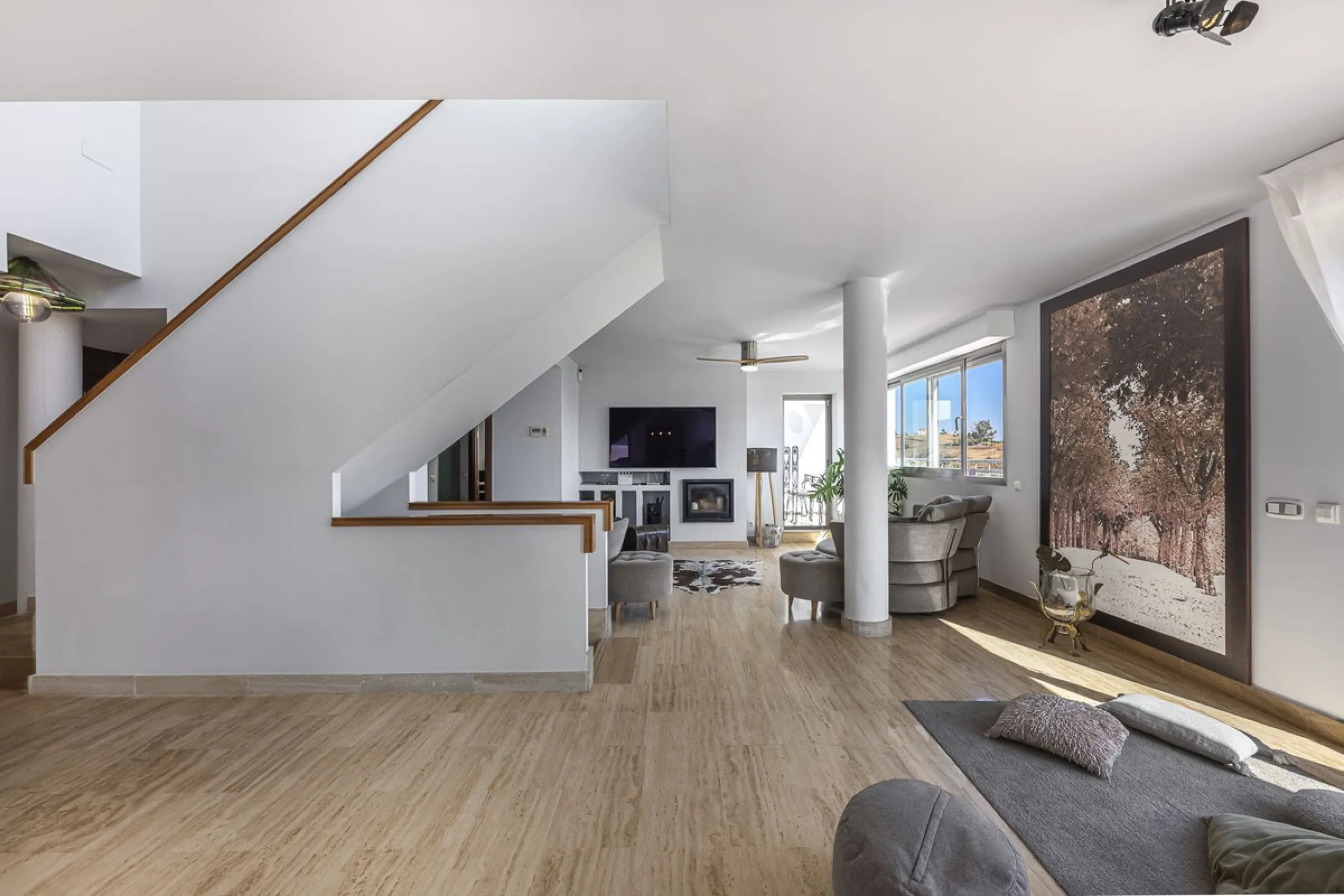 This exceptional triplex penthouse with 470 m² of floor space and 270 m² of usable space plus terraces, garages and storage rooms redefines the concept of living on the Costa del Sol. Located in a luxury development in La Cala de Mijas, just 5 minutes fro