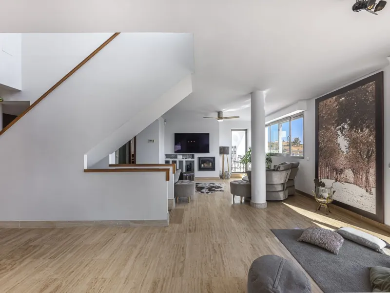 This exceptional triplex penthouse with 470 m² of floor space and 270 m² of usable space plus terraces, garages and storage rooms redefines the concept of living on the Costa del Sol. Located in a luxury development in La Cala de Mijas, just 5 minutes fro