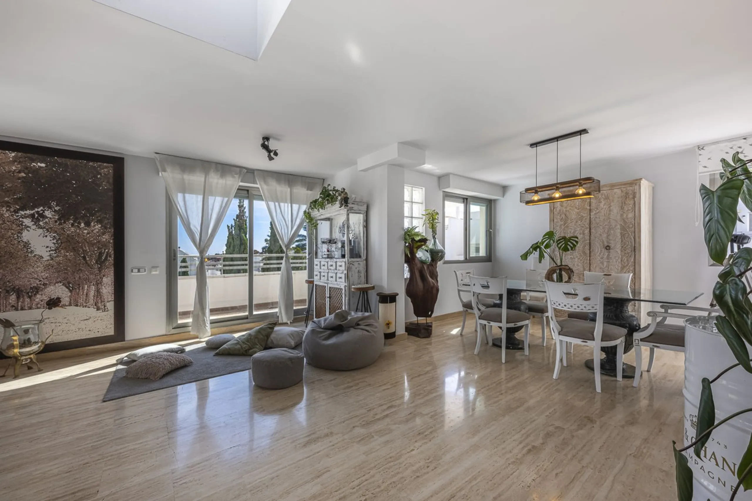This exceptional triplex penthouse with 470 m² of floor space and 270 m² of usable space plus terraces, garages and storage rooms redefines the concept of living on the Costa del Sol. Located in a luxury development in La Cala de Mijas, just 5 minutes fro