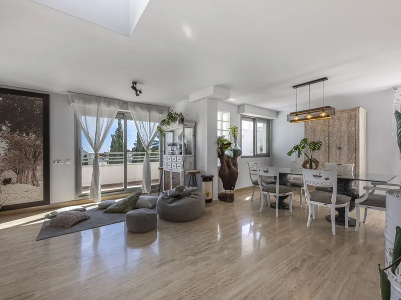 This exceptional triplex penthouse with 470 m² of floor space and 270 m² of usable space plus terraces, garages and storage rooms redefines the concept of living on the Costa del Sol. Located in a luxury development in La Cala de Mijas, just 5 minutes fro