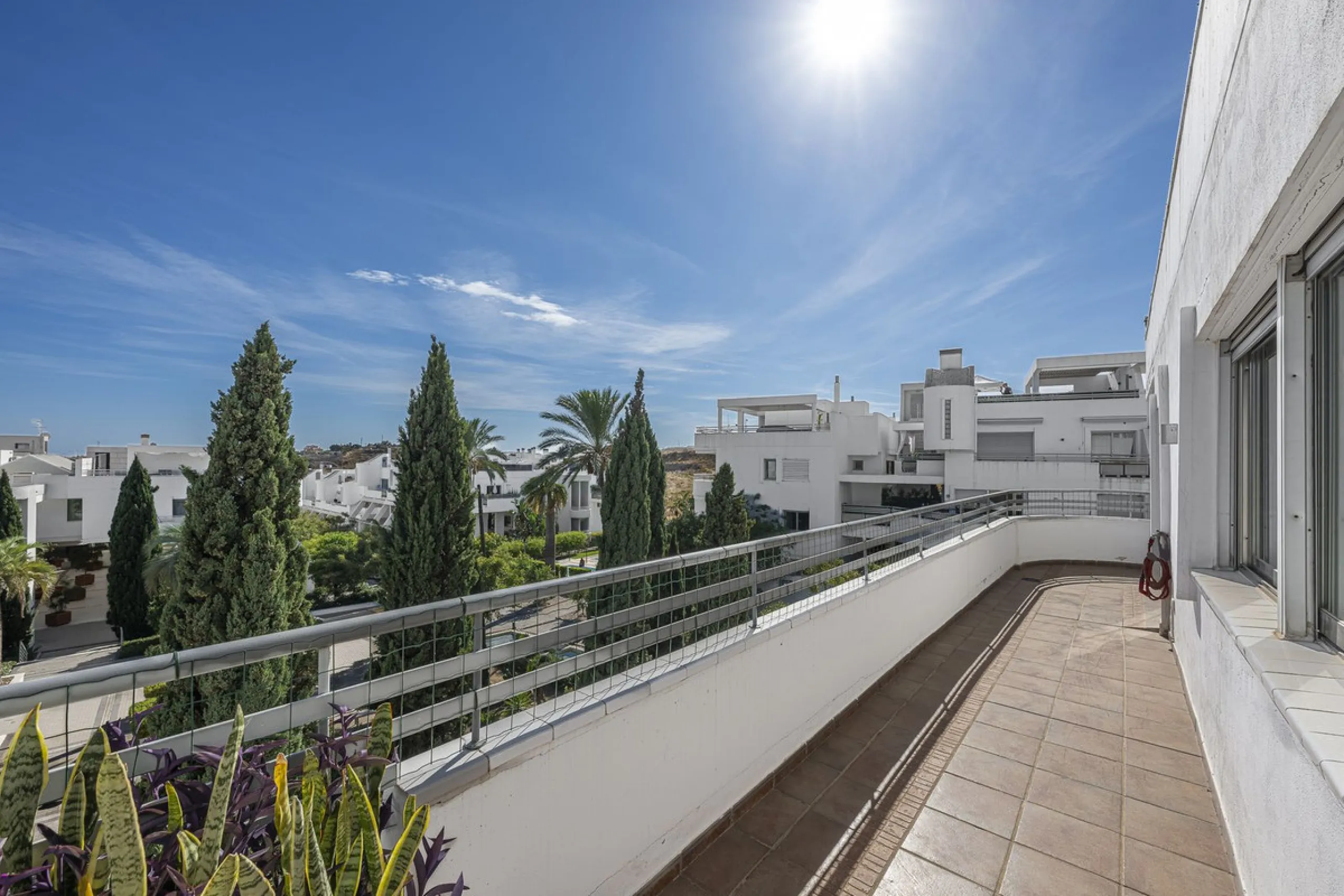 This exceptional triplex penthouse with 470 m² of floor space and 270 m² of usable space plus terraces, garages and storage rooms redefines the concept of living on the Costa del Sol. Located in a luxury development in La Cala de Mijas, just 5 minutes fro