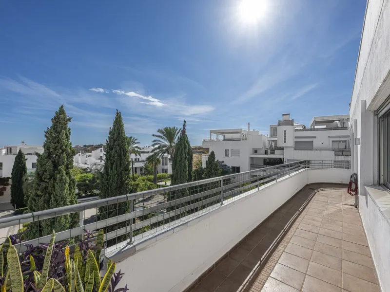 This exceptional triplex penthouse with 470 m² of floor space and 270 m² of usable space plus terraces, garages and storage rooms redefines the concept of living on the Costa del Sol. Located in a luxury development in La Cala de Mijas, just 5 minutes fro