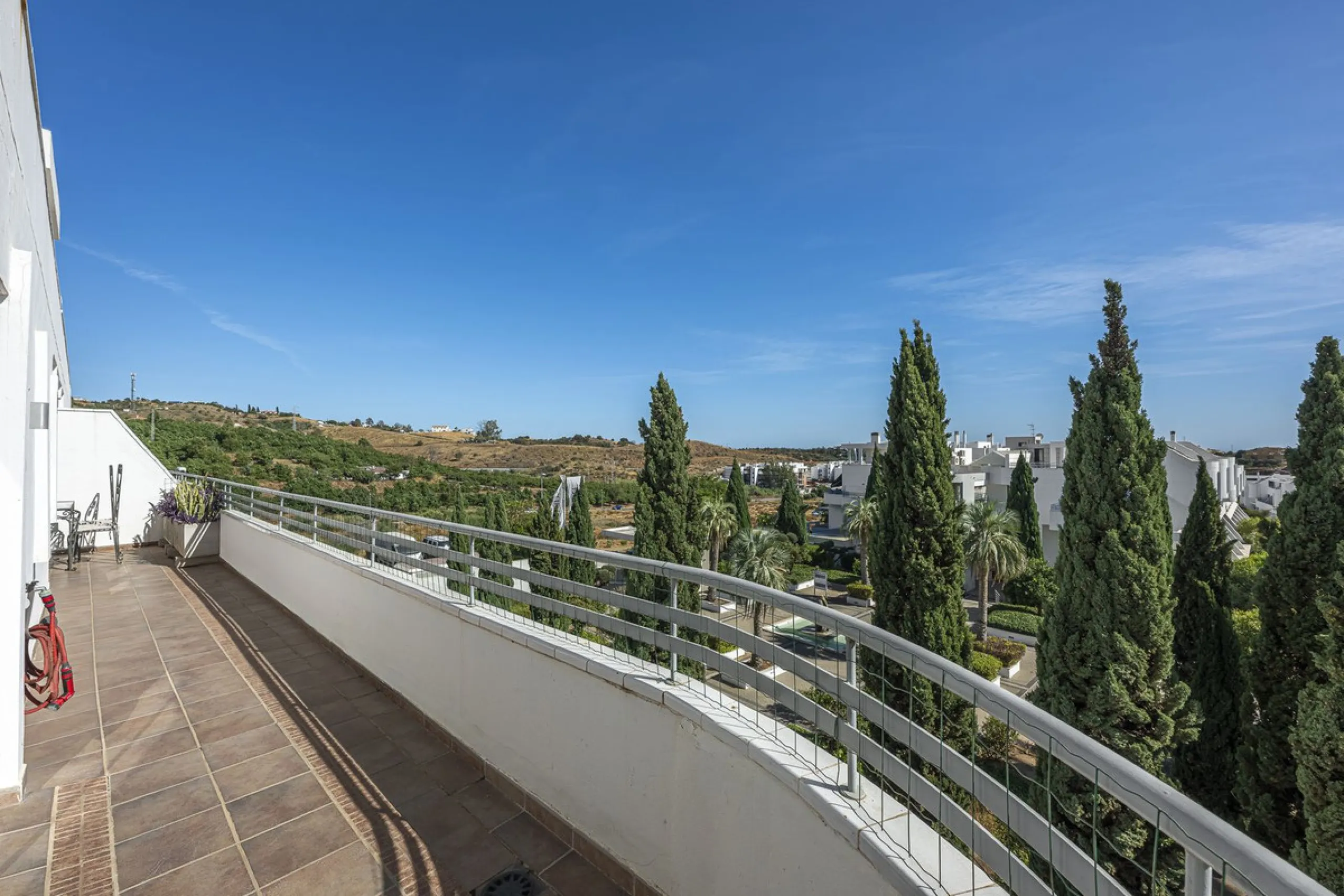 This exceptional triplex penthouse with 470 m² of floor space and 270 m² of usable space plus terraces, garages and storage rooms redefines the concept of living on the Costa del Sol. Located in a luxury development in La Cala de Mijas, just 5 minutes fro