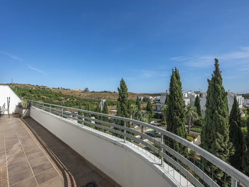 This exceptional triplex penthouse with 470 m² of floor space and 270 m² of usable space plus terraces, garages and storage rooms redefines the concept of living on the Costa del Sol. Located in a luxury development in La Cala de Mijas, just 5 minutes fro