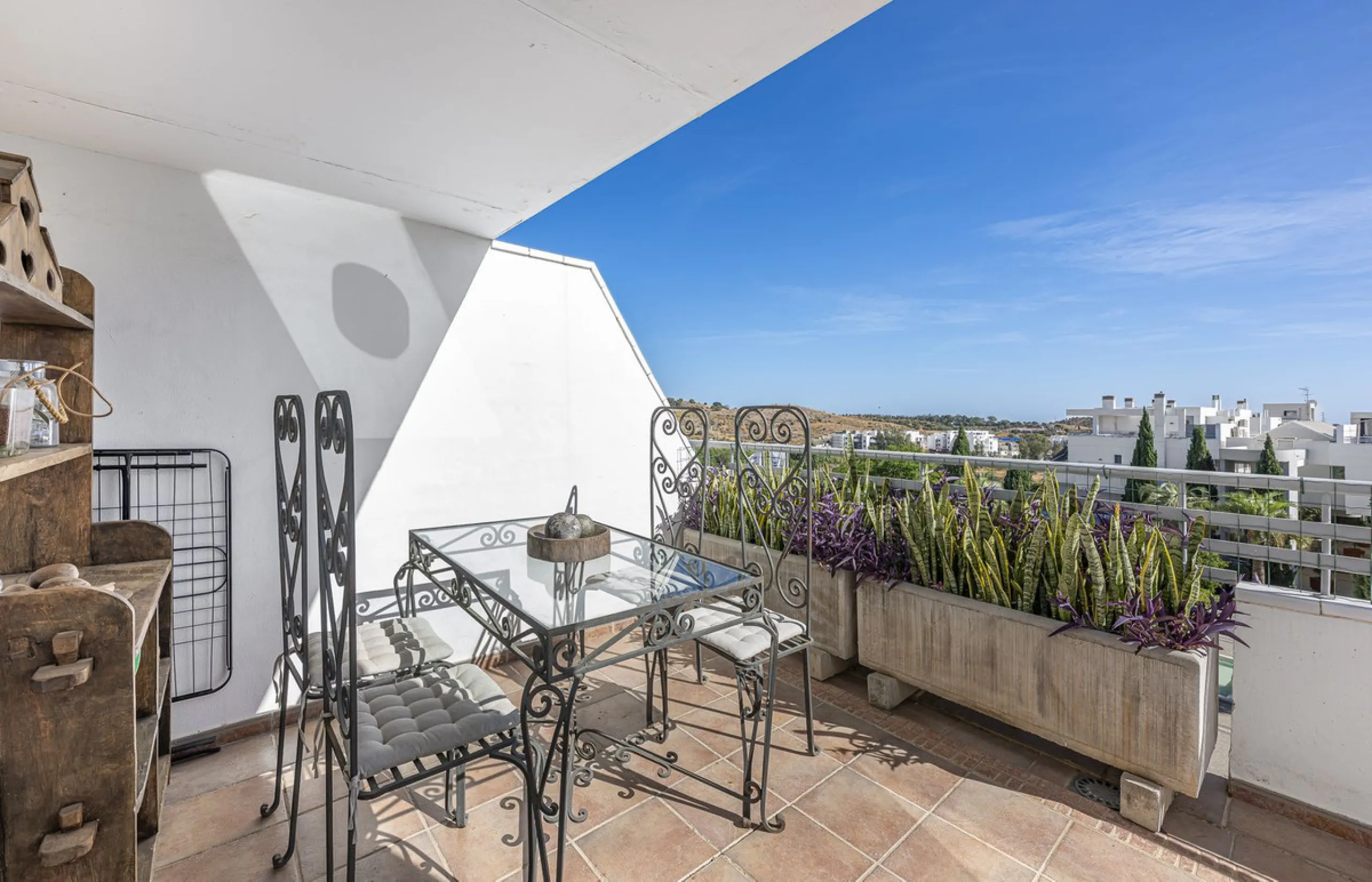 This exceptional triplex penthouse with 470 m² of floor space and 270 m² of usable space plus terraces, garages and storage rooms redefines the concept of living on the Costa del Sol. Located in a luxury development in La Cala de Mijas, just 5 minutes fro