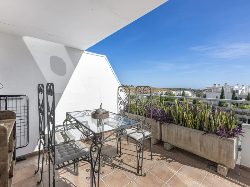 This exceptional triplex penthouse with 470 m² of floor space and 270 m² of usable space plus terraces, garages and storage rooms redefines the concept of living on the Costa del Sol. Located in a luxury development in La Cala de Mijas, just 5 minutes fro