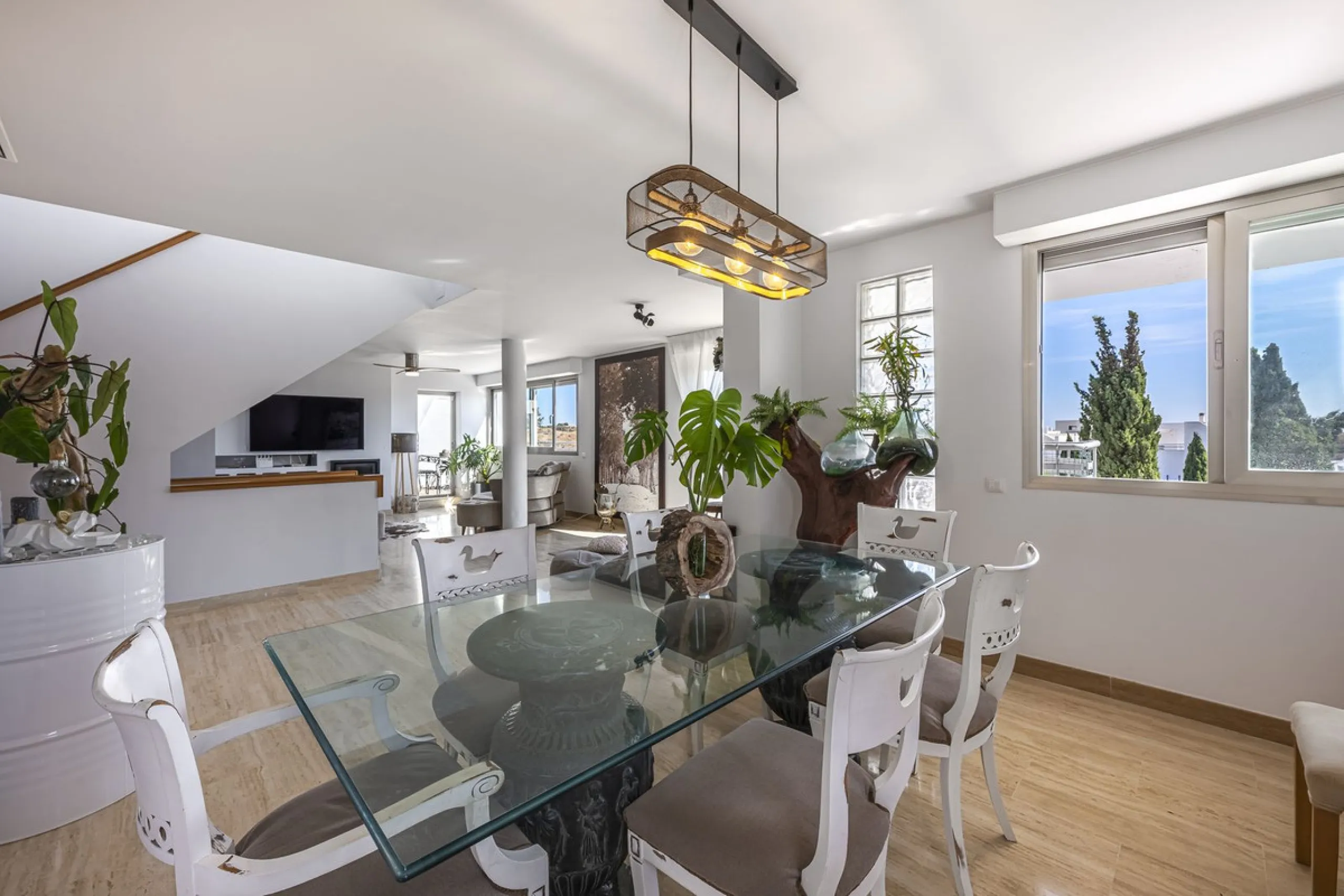 This exceptional triplex penthouse with 470 m² of floor space and 270 m² of usable space plus terraces, garages and storage rooms redefines the concept of living on the Costa del Sol. Located in a luxury development in La Cala de Mijas, just 5 minutes fro