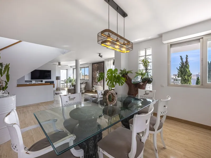 This exceptional triplex penthouse with 470 m² of floor space and 270 m² of usable space plus terraces, garages and storage rooms redefines the concept of living on the Costa del Sol. Located in a luxury development in La Cala de Mijas, just 5 minutes fro