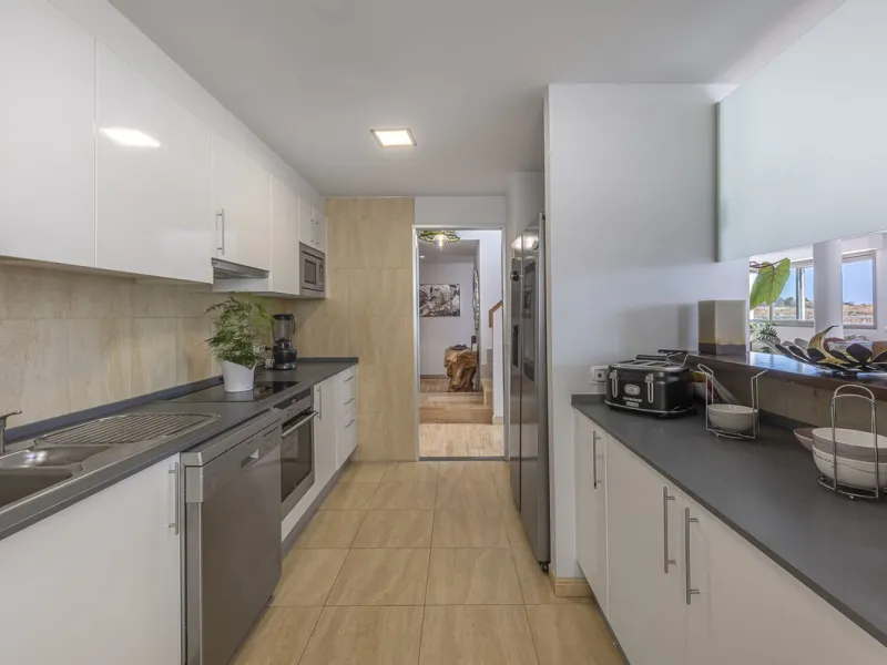 This exceptional triplex penthouse with 470 m² of floor space and 270 m² of usable space plus terraces, garages and storage rooms redefines the concept of living on the Costa del Sol. Located in a luxury development in La Cala de Mijas, just 5 minutes fro