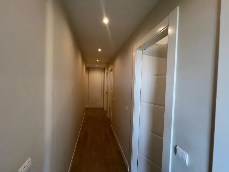 Direct sale from owner. We present this magnificent apartment located in one of the most sought-after areas of Arroyo de la Miel. Completely renovated and with an extension that maximizes space, it is a truly unique property.