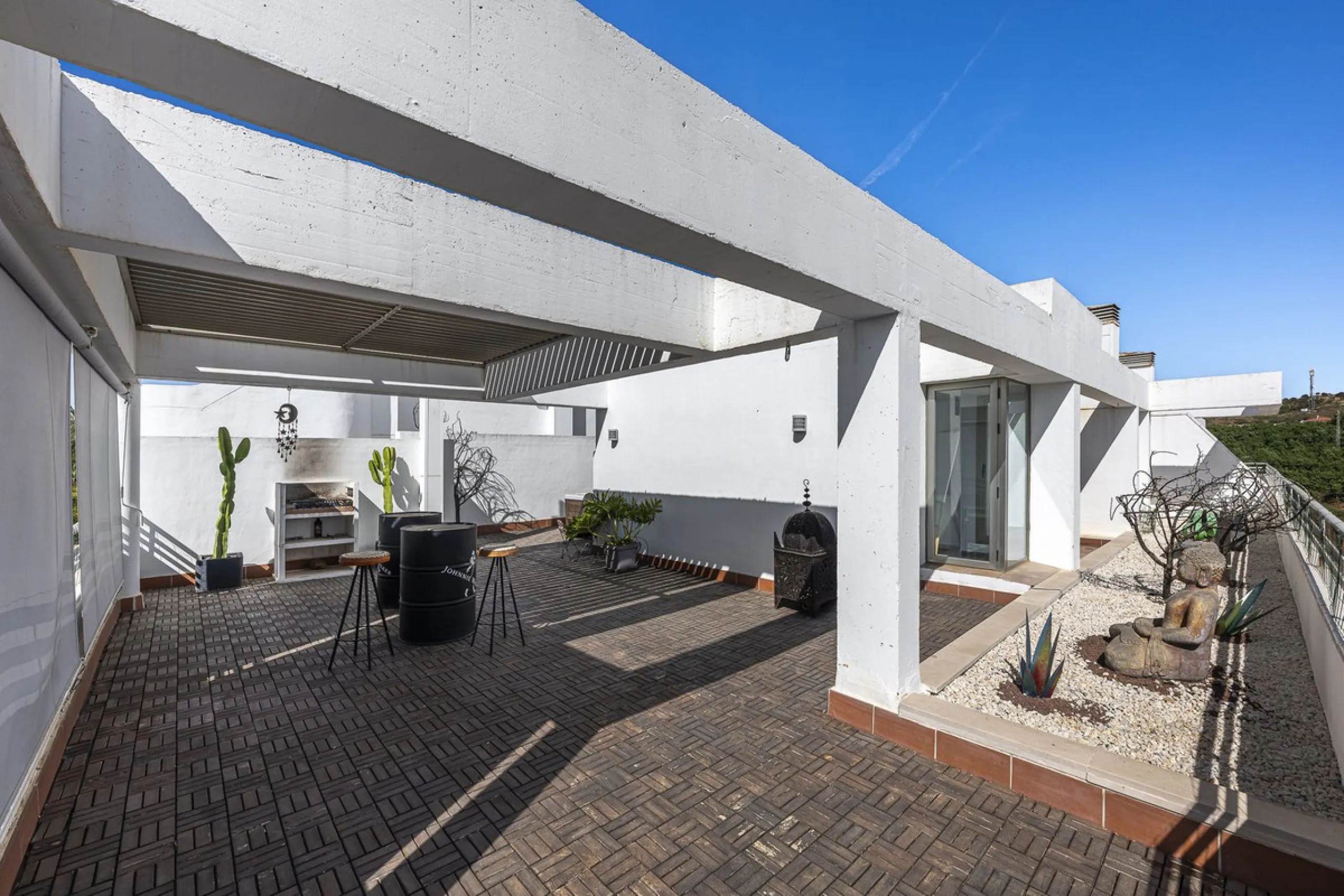 This exceptional triplex penthouse with 470 m² of floor space and 270 m² of usable space plus terraces, garages and storage rooms redefines the concept of living on the Costa del Sol. Located in a luxury development in La Cala de Mijas, just 5 minutes fro
