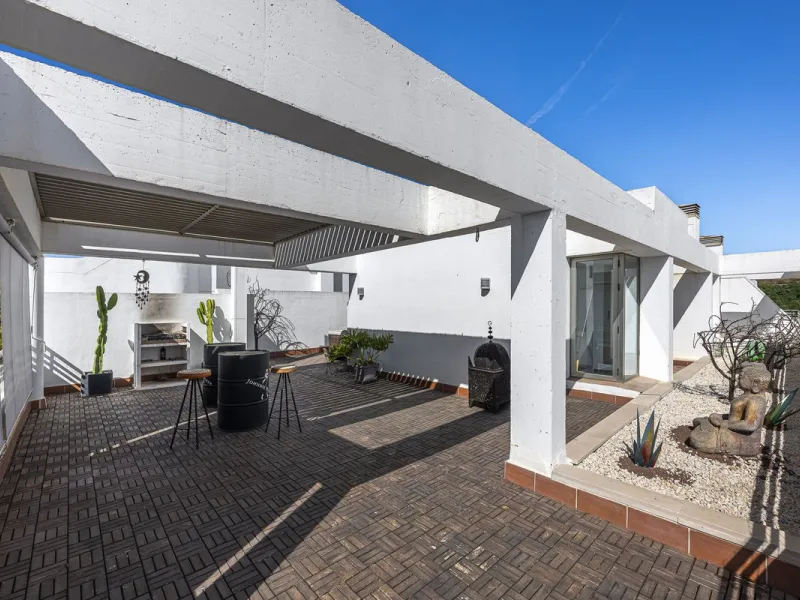 This exceptional triplex penthouse with 470 m² of floor space and 270 m² of usable space plus terraces, garages and storage rooms redefines the concept of living on the Costa del Sol. Located in a luxury development in La Cala de Mijas, just 5 minutes fro