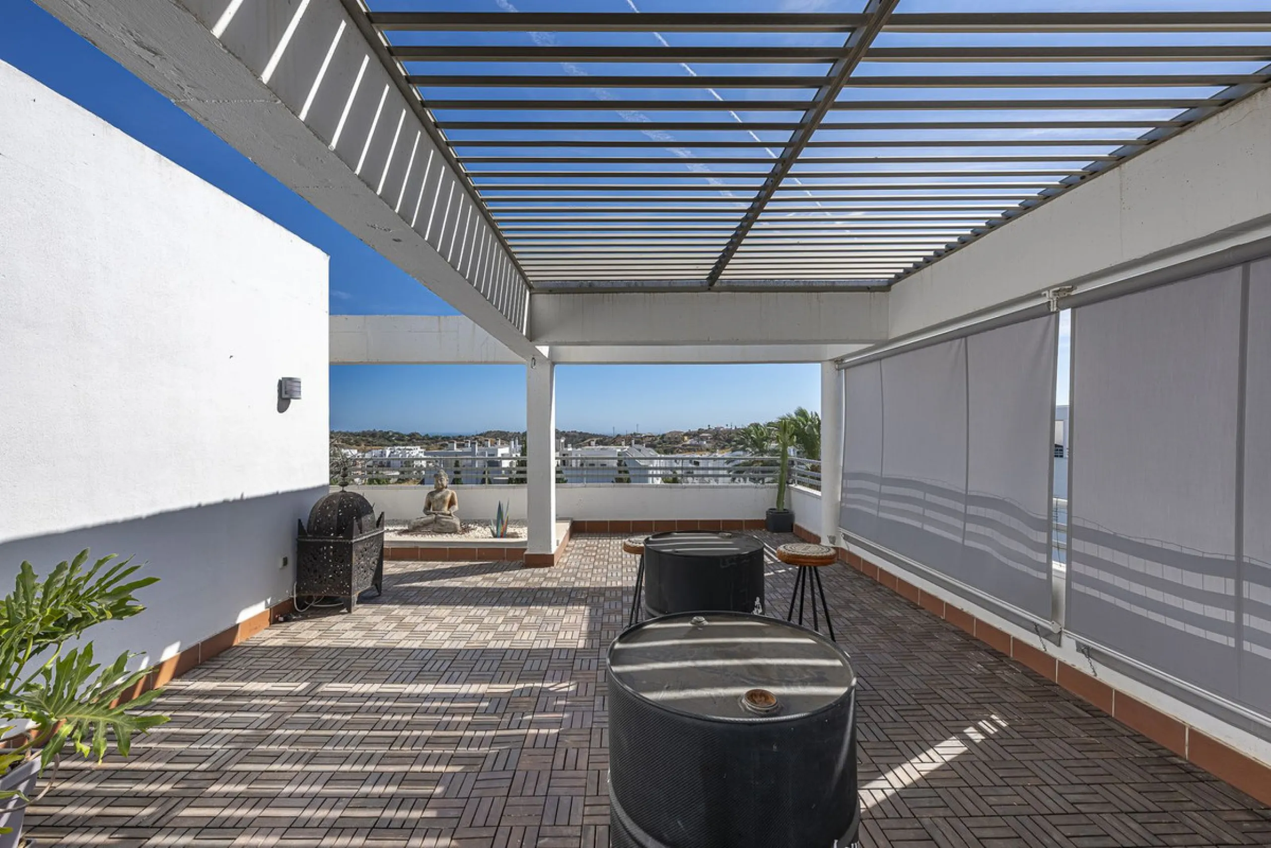 This exceptional triplex penthouse with 470 m² of floor space and 270 m² of usable space plus terraces, garages and storage rooms redefines the concept of living on the Costa del Sol. Located in a luxury development in La Cala de Mijas, just 5 minutes fro