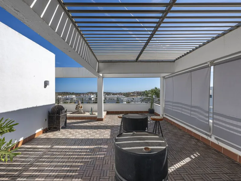 This exceptional triplex penthouse with 470 m² of floor space and 270 m² of usable space plus terraces, garages and storage rooms redefines the concept of living on the Costa del Sol. Located in a luxury development in La Cala de Mijas, just 5 minutes fro