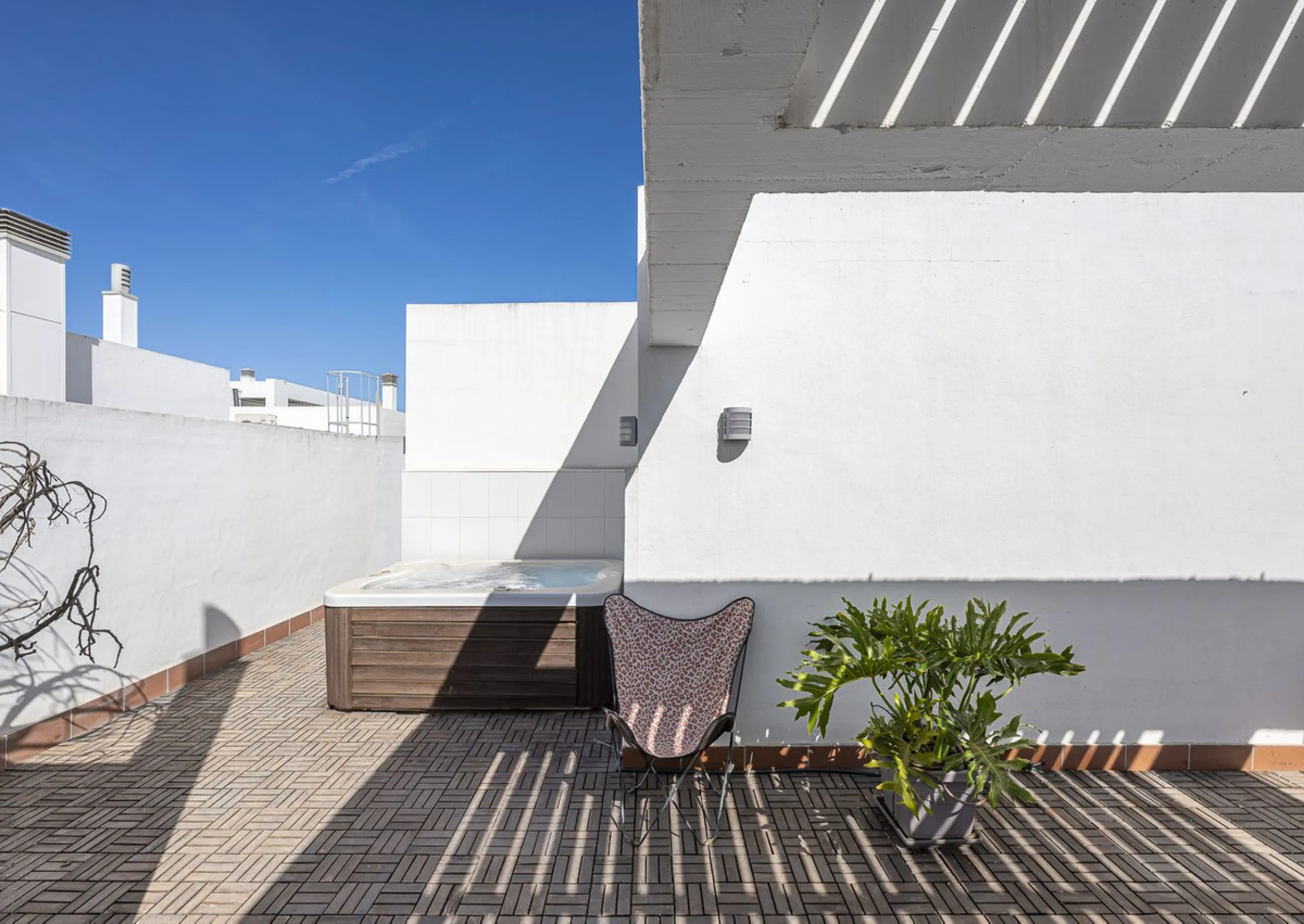 This exceptional triplex penthouse with 470 m² of floor space and 270 m² of usable space plus terraces, garages and storage rooms redefines the concept of living on the Costa del Sol. Located in a luxury development in La Cala de Mijas, just 5 minutes fro