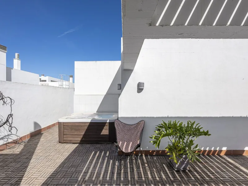 This exceptional triplex penthouse with 470 m² of floor space and 270 m² of usable space plus terraces, garages and storage rooms redefines the concept of living on the Costa del Sol. Located in a luxury development in La Cala de Mijas, just 5 minutes fro