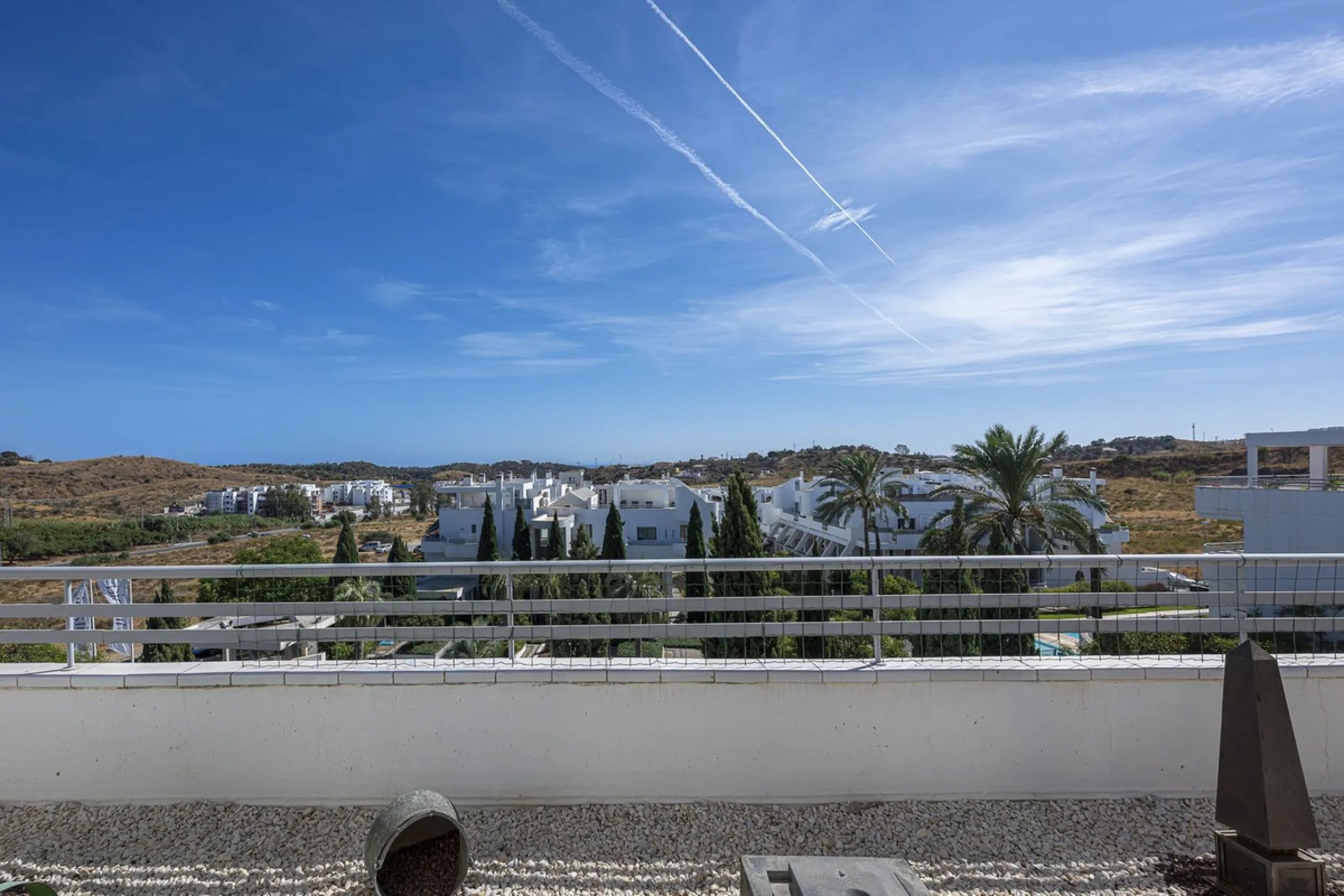 This exceptional triplex penthouse with 470 m² of floor space and 270 m² of usable space plus terraces, garages and storage rooms redefines the concept of living on the Costa del Sol. Located in a luxury development in La Cala de Mijas, just 5 minutes fro