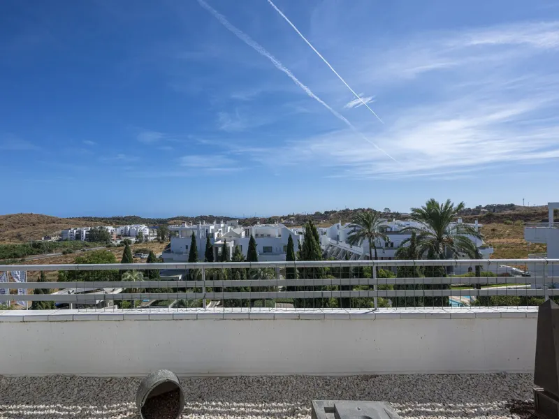 This exceptional triplex penthouse with 470 m² of floor space and 270 m² of usable space plus terraces, garages and storage rooms redefines the concept of living on the Costa del Sol. Located in a luxury development in La Cala de Mijas, just 5 minutes fro