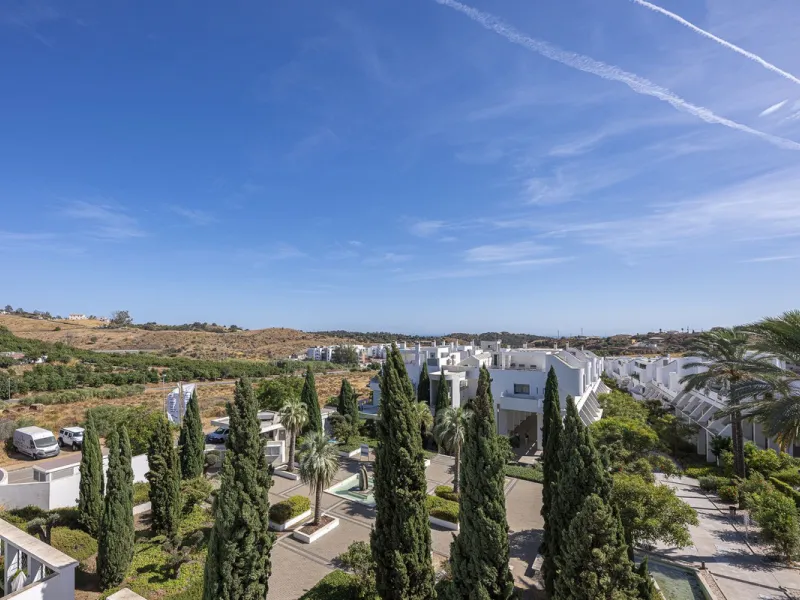 This exceptional triplex penthouse with 470 m² of floor space and 270 m² of usable space plus terraces, garages and storage rooms redefines the concept of living on the Costa del Sol. Located in a luxury development in La Cala de Mijas, just 5 minutes fro