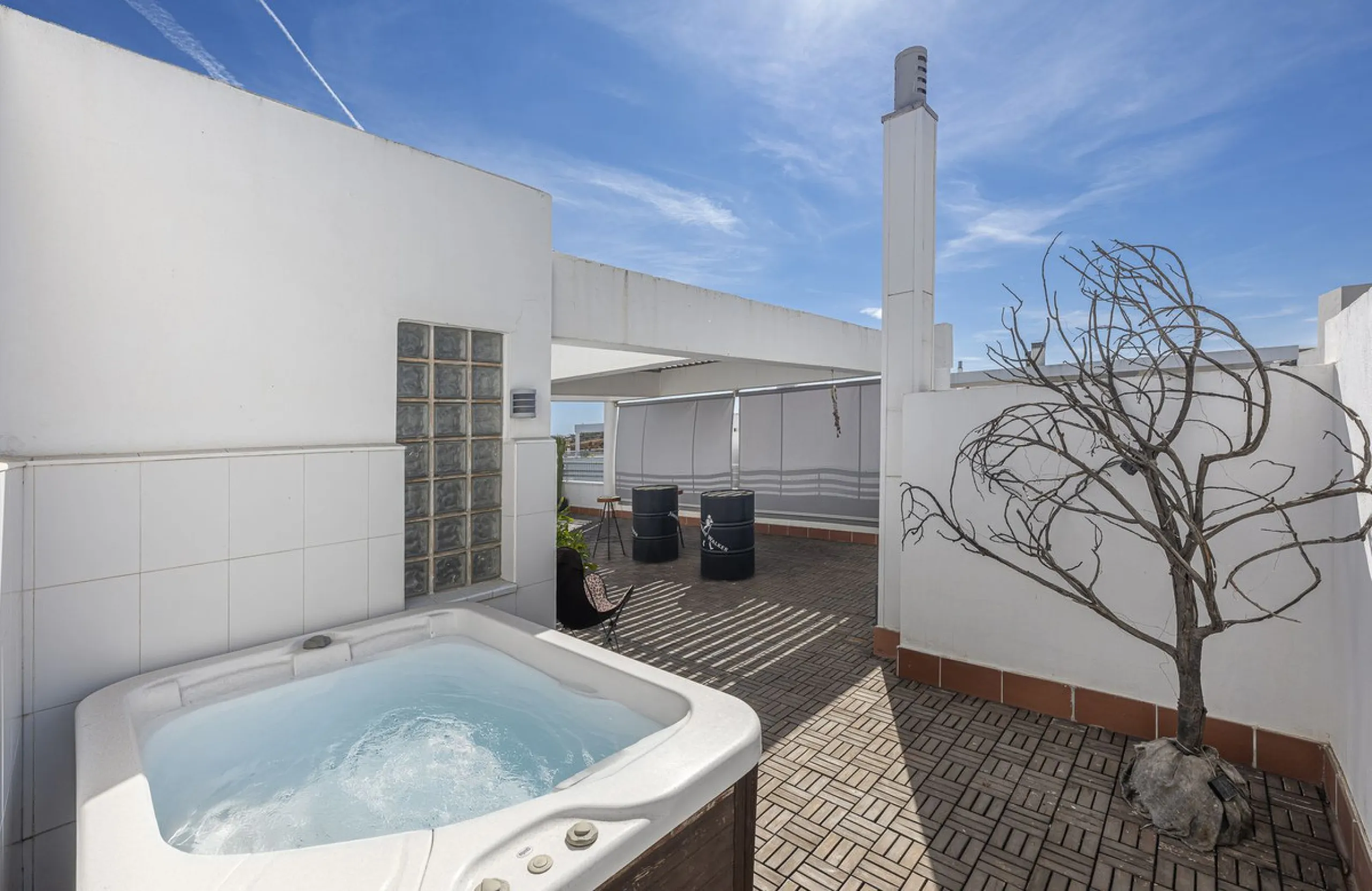 This exceptional triplex penthouse with 470 m² of floor space and 270 m² of usable space plus terraces, garages and storage rooms redefines the concept of living on the Costa del Sol. Located in a luxury development in La Cala de Mijas, just 5 minutes fro