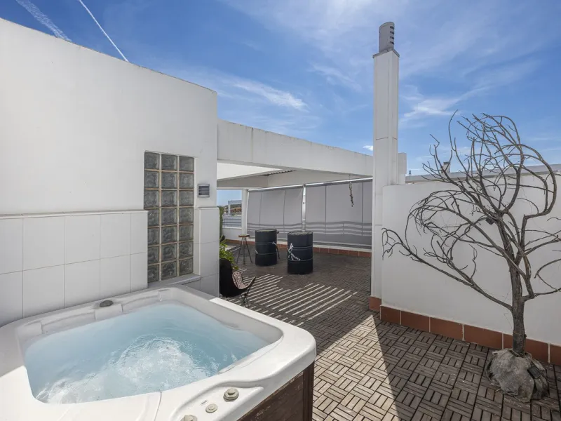 This exceptional triplex penthouse with 470 m² of floor space and 270 m² of usable space plus terraces, garages and storage rooms redefines the concept of living on the Costa del Sol. Located in a luxury development in La Cala de Mijas, just 5 minutes fro