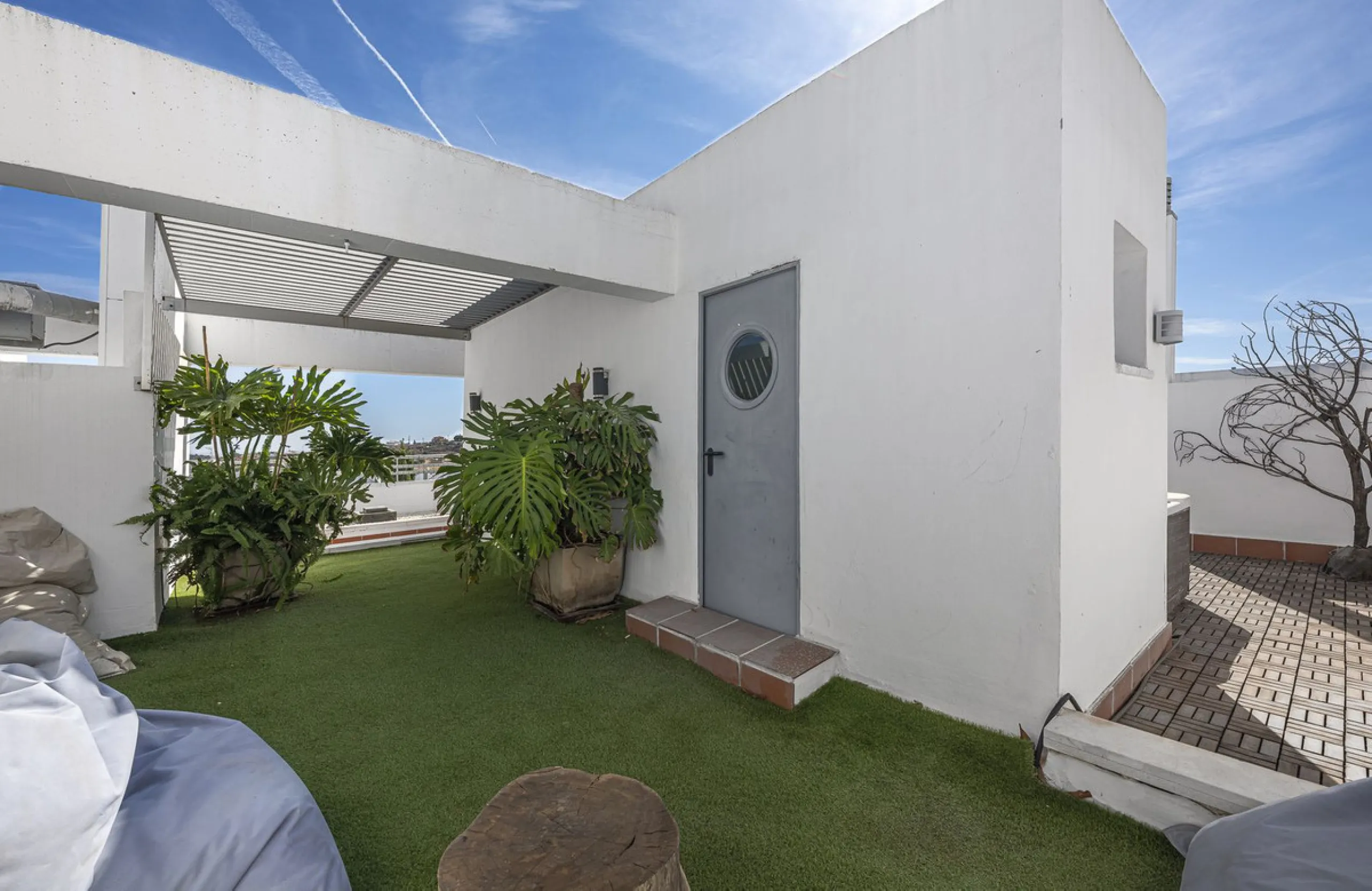 This exceptional triplex penthouse with 470 m² of floor space and 270 m² of usable space plus terraces, garages and storage rooms redefines the concept of living on the Costa del Sol. Located in a luxury development in La Cala de Mijas, just 5 minutes fro