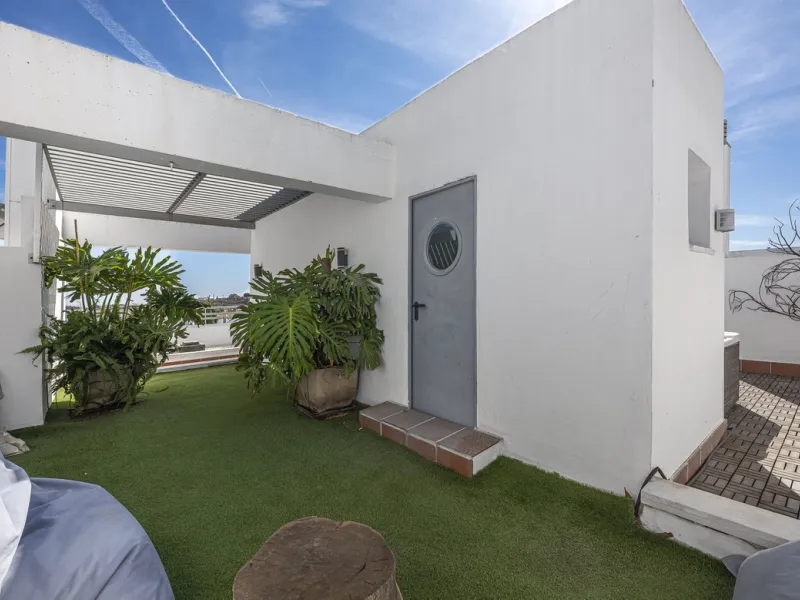 This exceptional triplex penthouse with 470 m² of floor space and 270 m² of usable space plus terraces, garages and storage rooms redefines the concept of living on the Costa del Sol. Located in a luxury development in La Cala de Mijas, just 5 minutes fro