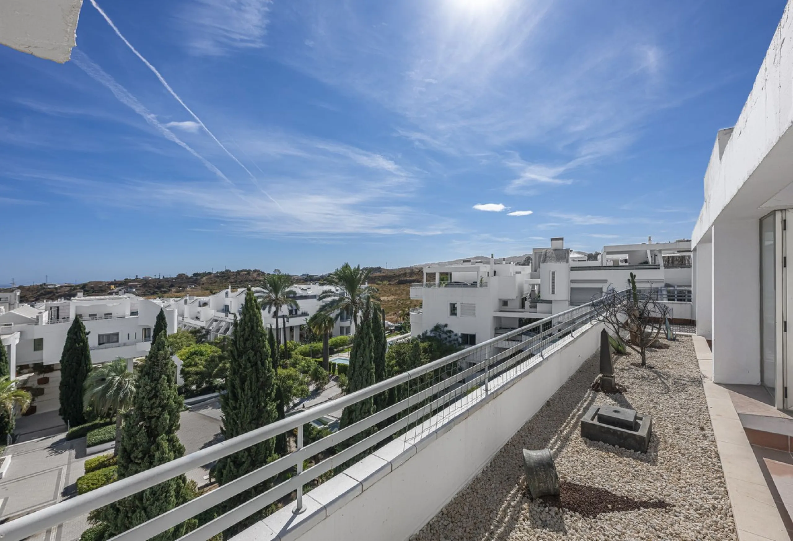 This exceptional triplex penthouse with 470 m² of floor space and 270 m² of usable space plus terraces, garages and storage rooms redefines the concept of living on the Costa del Sol. Located in a luxury development in La Cala de Mijas, just 5 minutes fro