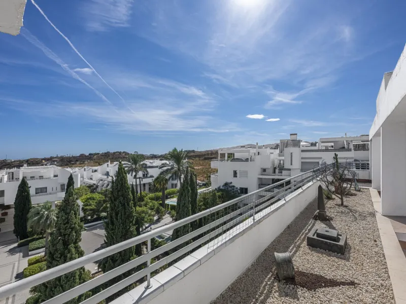 This exceptional triplex penthouse with 470 m² of floor space and 270 m² of usable space plus terraces, garages and storage rooms redefines the concept of living on the Costa del Sol. Located in a luxury development in La Cala de Mijas, just 5 minutes fro