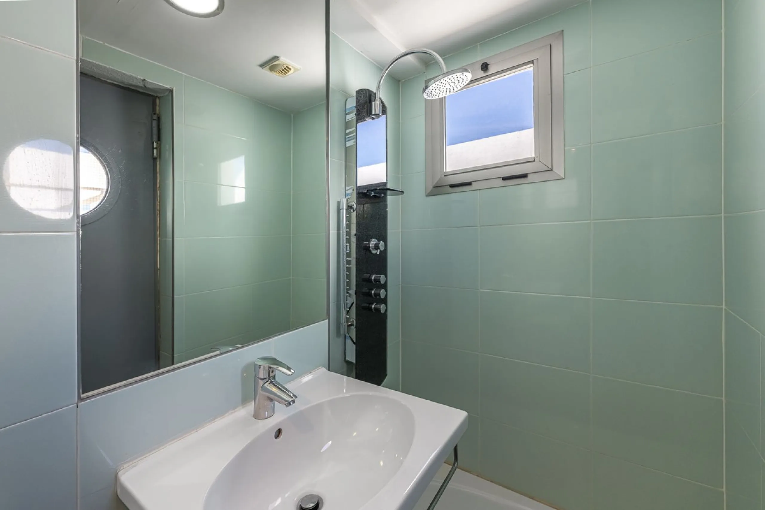 This exceptional triplex penthouse with 470 m² of floor space and 270 m² of usable space plus terraces, garages and storage rooms redefines the concept of living on the Costa del Sol. Located in a luxury development in La Cala de Mijas, just 5 minutes fro