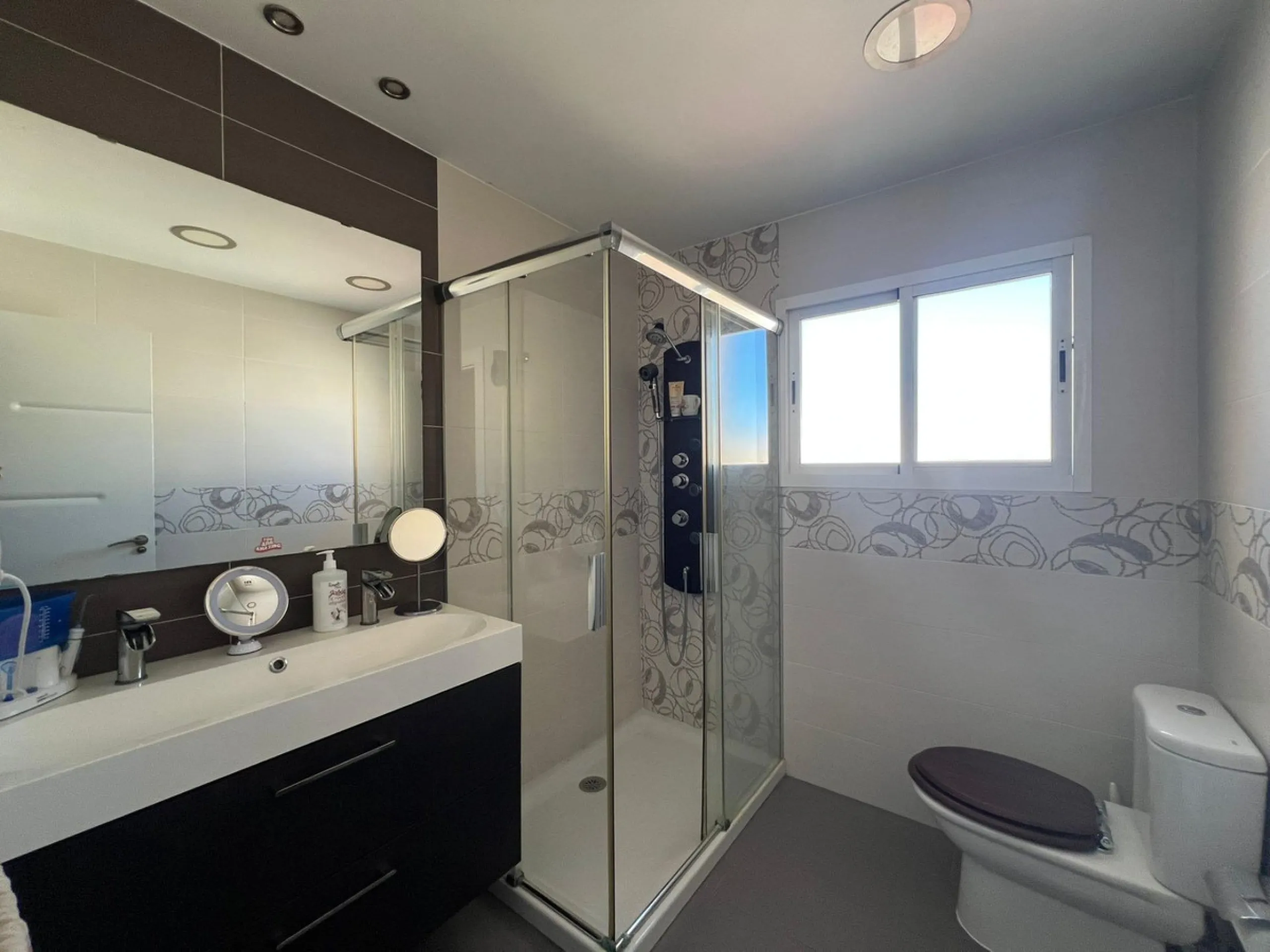 Direct sale from owner. We present this magnificent apartment located in one of the most sought-after areas of Arroyo de la Miel. Completely renovated and with an extension that maximizes space, it is a truly unique property.