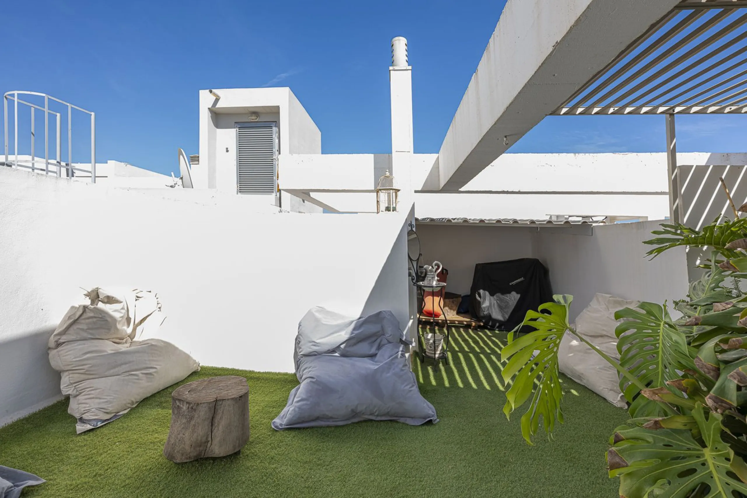 This exceptional triplex penthouse with 470 m² of floor space and 270 m² of usable space plus terraces, garages and storage rooms redefines the concept of living on the Costa del Sol. Located in a luxury development in La Cala de Mijas, just 5 minutes fro