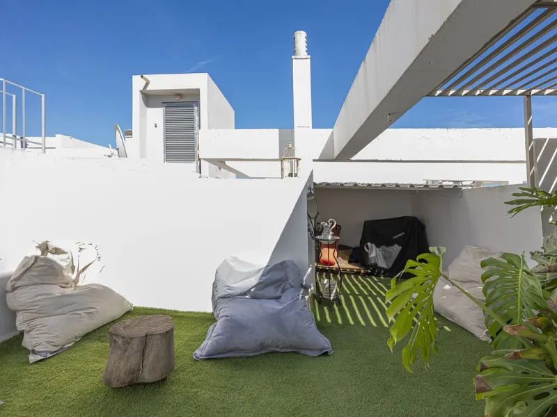 This exceptional triplex penthouse with 470 m² of floor space and 270 m² of usable space plus terraces, garages and storage rooms redefines the concept of living on the Costa del Sol. Located in a luxury development in La Cala de Mijas, just 5 minutes fro