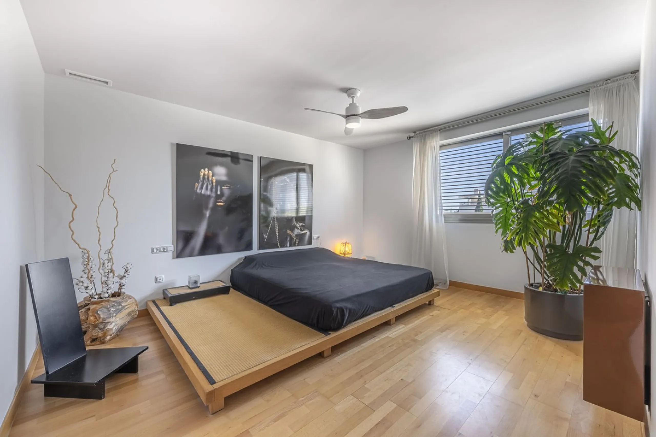 This exceptional triplex penthouse with 470 m² of floor space and 270 m² of usable space plus terraces, garages and storage rooms redefines the concept of living on the Costa del Sol. Located in a luxury development in La Cala de Mijas, just 5 minutes fro