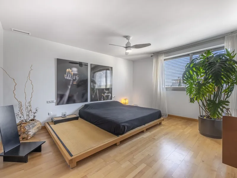 This exceptional triplex penthouse with 470 m² of floor space and 270 m² of usable space plus terraces, garages and storage rooms redefines the concept of living on the Costa del Sol. Located in a luxury development in La Cala de Mijas, just 5 minutes fro