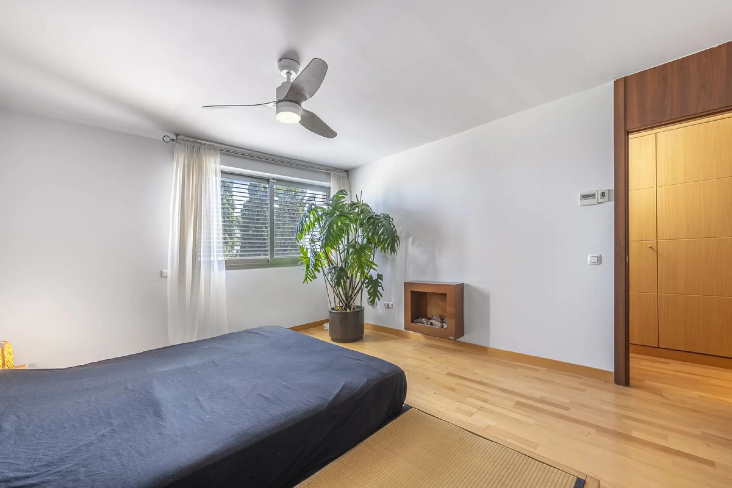 This exceptional triplex penthouse with 470 m² of floor space and 270 m² of usable space plus terraces, garages and storage rooms redefines the concept of living on the Costa del Sol. Located in a luxury development in La Cala de Mijas, just 5 minutes fro