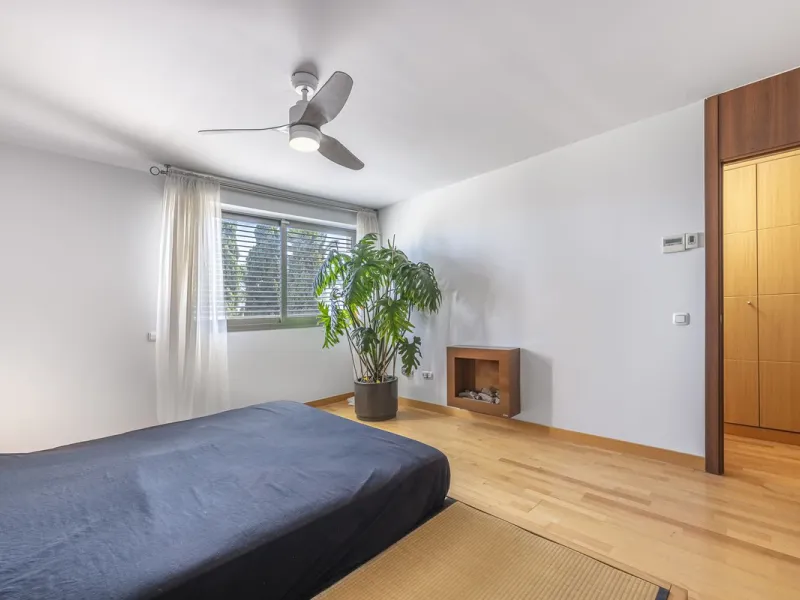 This exceptional triplex penthouse with 470 m² of floor space and 270 m² of usable space plus terraces, garages and storage rooms redefines the concept of living on the Costa del Sol. Located in a luxury development in La Cala de Mijas, just 5 minutes fro