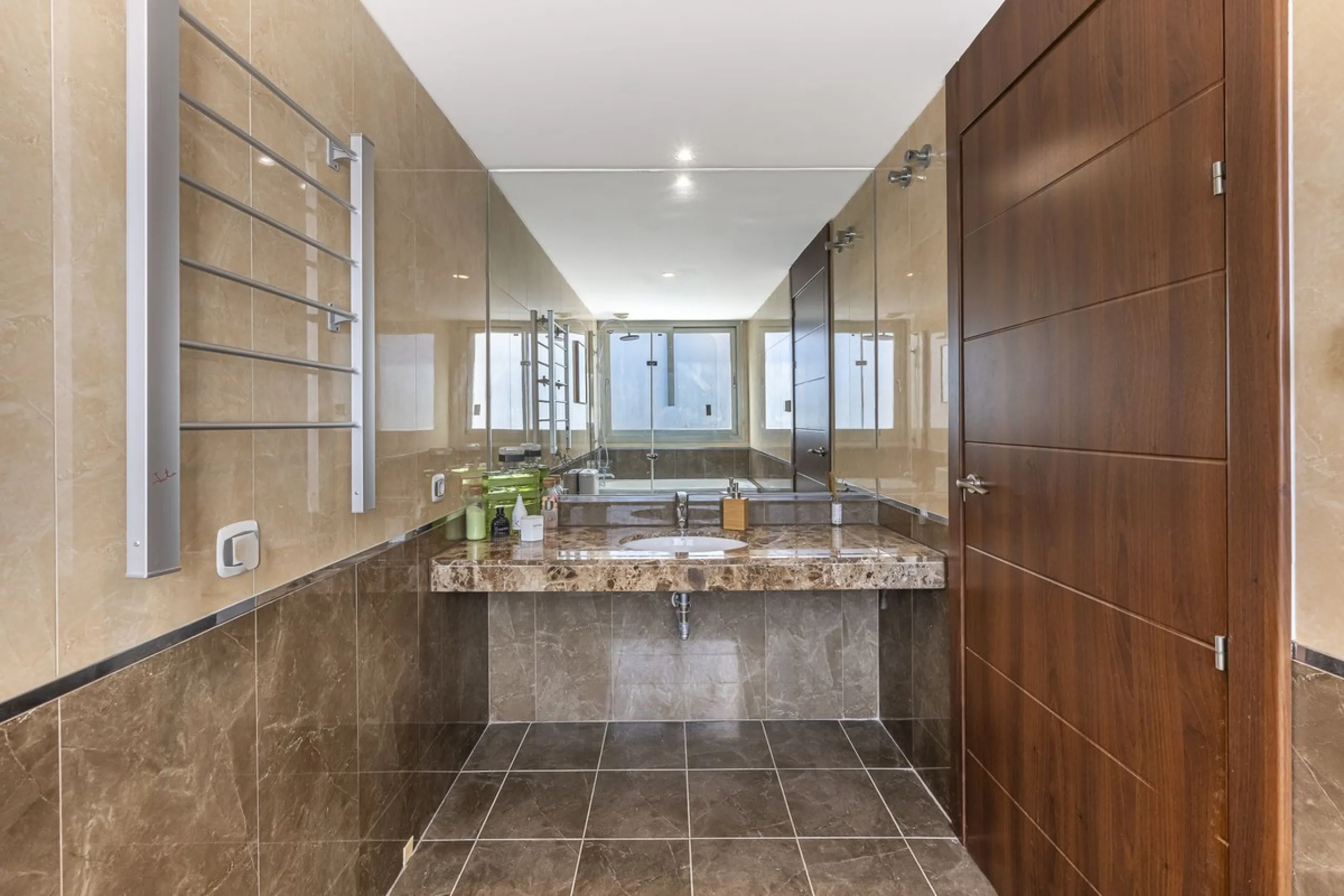 This exceptional triplex penthouse with 470 m² of floor space and 270 m² of usable space plus terraces, garages and storage rooms redefines the concept of living on the Costa del Sol. Located in a luxury development in La Cala de Mijas, just 5 minutes fro